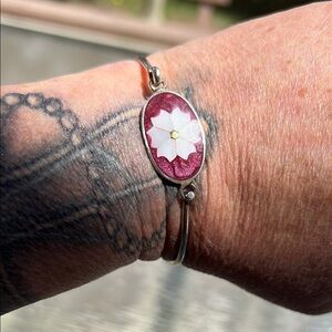 Vintage Alpaca Mexico Floral Inlay Bangle – Red Crushed Stone & White Flower